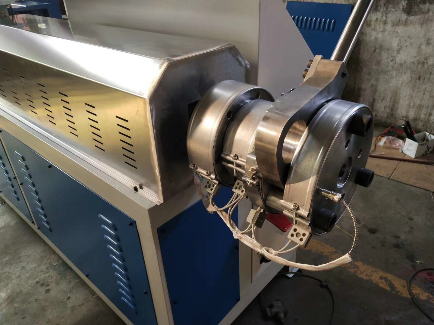 鴻業(yè)興機(jī)械HYRP-65型熔噴機(jī)出貨！(圖4)